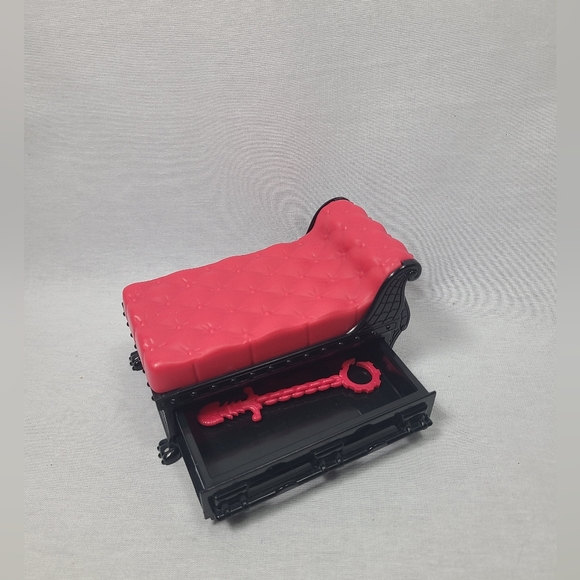 Monster High Secret Creepers Crypt & Crescent  CHAISE LOUNGE CHAIR Mattel - Picture 2 of 2